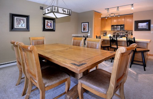 Crested Butte Condominio | Ponderosa condominio renovado 2 BR, jacuzzi, terraza, vistas! ¡Camina hacia las pendientes!