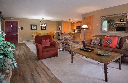 Crested Butte Condominio | Ponderosa condominio renovado 2 BR, jacuzzi, terraza, vistas! ¡Camina hacia las pendientes!