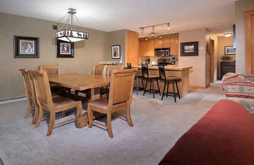 Crested Butte Condominio | Ponderosa condominio renovado 2 BR, jacuzzi, terraza, vistas! ¡Camina hacia las pendientes!