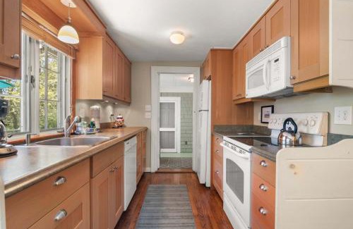 East Orleans Casa | Pondfront 1 Mile to Nauset Beach