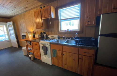 Northern Cabina | Pondside cabin next to a river with kitchen and bath. Kid/Pet Friendly. Roku TV