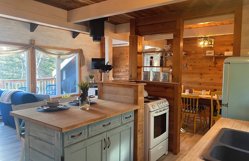 Tors Cove Cabina | Pondside Haven
