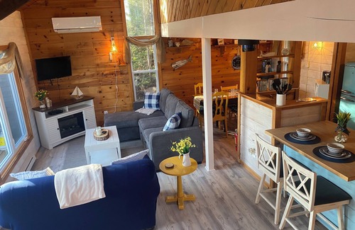 Tors Cove Cabina | Pondside Haven