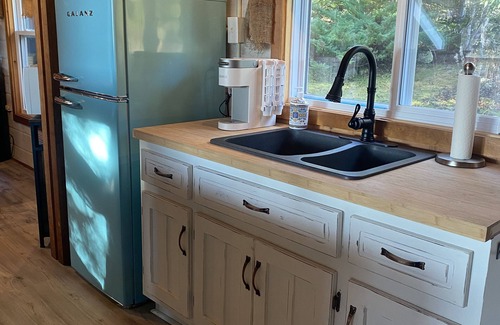 Tors Cove Cabina | Pondside Haven