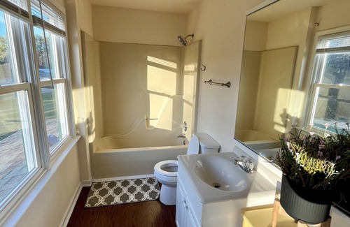 Wyndham Casa | Pondside House on 15 acres.