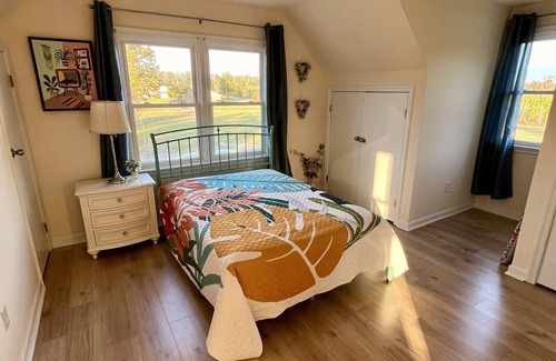 Wyndham Casa | Pondside House on 15 acres.
