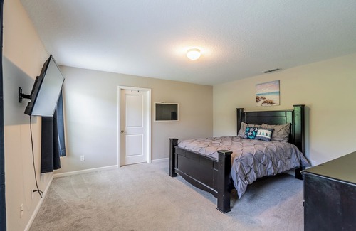 Northside Casa | Pondside Paradise Retreat