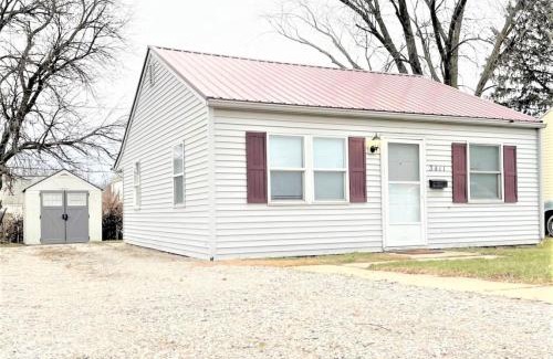 Fort Wayne Casa | Pontiac - Secluded Backyard, Pet Friendly