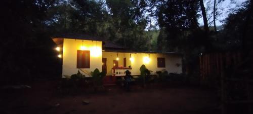 Irinjalakuda Casa | Pookie stay athirapilly