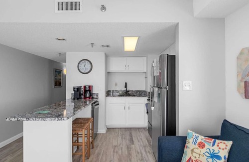 North Myrtle Beach Apartamento | Pool- 2 Beds- Oceanfront Corner at Buena Vista