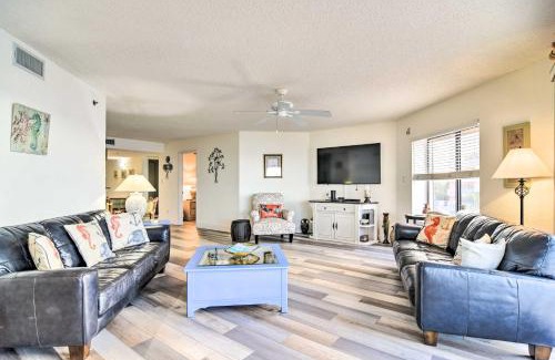Indian Shores Apartamento | Pool Access and Beach Views Indian Shores Condo
