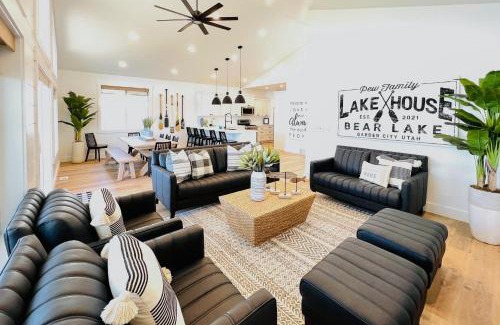 Sweetwater Casa | Pool Access and Lake Views Modern Garden City Home