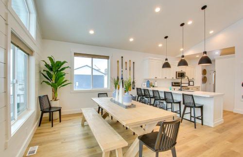 Sweetwater Casa | Pool Access and Lake Views Modern Garden City Home