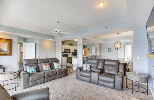 Lakeland Condominio | Pool Access at Waterfront Lake Ozarks Rental!
