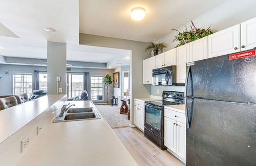Lakeland Condominio | Pool Access at Waterfront Lake Ozarks Rental!