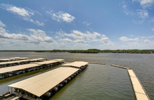 Lakeland Apartamento | Pool Access at Waterfront Lake Ozarks Rental!