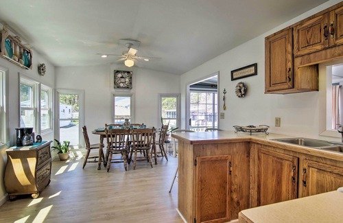 Ocean Pines Casa | ¡NUEVO! Dog-Friendly Berlin Home w / Comm Pool & Marina