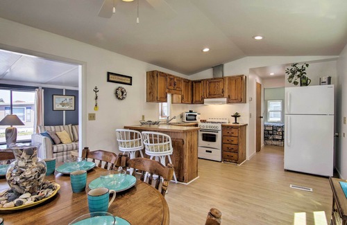 Ocean Pines Casa | ¡NUEVO! Dog-Friendly Berlin Home w / Comm Pool & Marina
