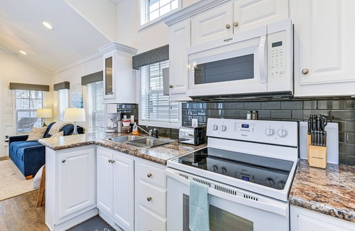 Sherrills Ford Cabaña | Pool Access + Views: Serene Cottage at Lake Norman