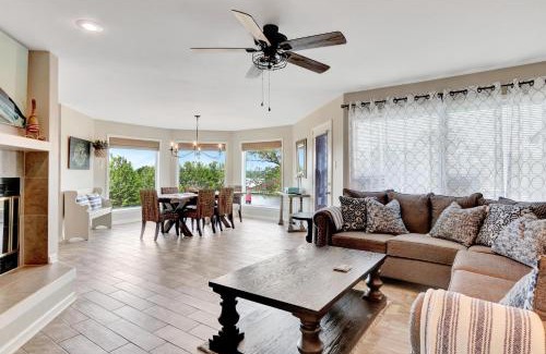 Lake Hamilton Apartamento | Pool and Dock Access Lakefront Hot Springs Condo!