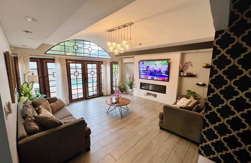 Goodwood Park Casa | Pool and Jacuzzi Vacation Home