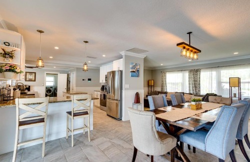 Hunt Club Casa | Pool and Screened-In Patio Tropical Florida Abode