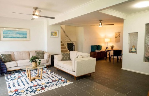 Killarney Vale Casa | Pool and Spa on the Lakefront / Killarney Vale