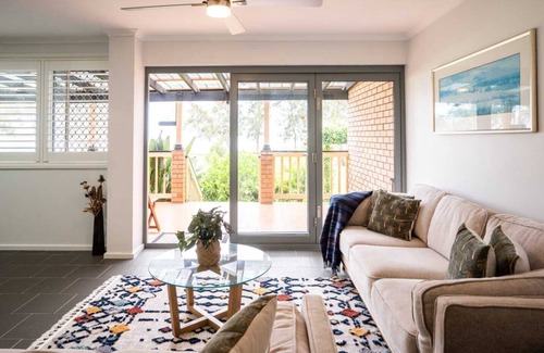 Killarney Vale Casa | Pool and Spa on the Lakefront / Killarney Vale