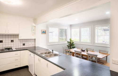 Killarney Vale Casa | Pool and Spa on the Lakefront / Killarney Vale