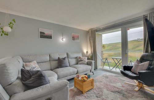 Mawgan Porth Apartamento | Pool and Valley View