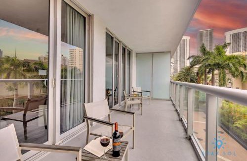 Hallandale Beach Apartamento | Pool Apartment with Balcony Near Beach