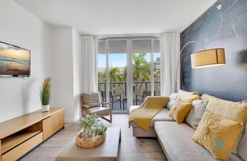 Hallandale Beach Apartamento | Pool Apartment with Balcony Near Beach
