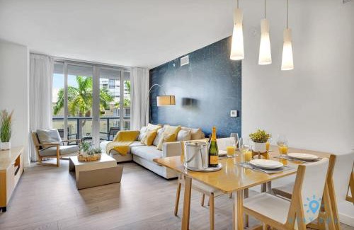 Hallandale Beach Apartamento | Pool Apartment with Balcony Near Beach