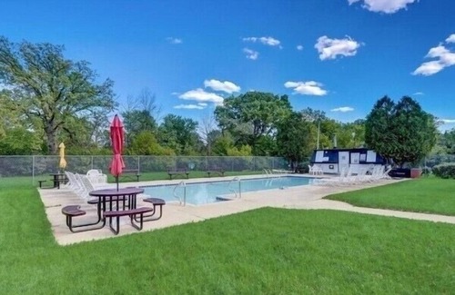 Brown Deer Condominio | Pool Condo