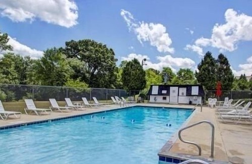 Brown Deer Condominio | Pool Condo