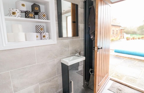 Sturton By Stow Cabaña | Pool Cottage, SAXILBY