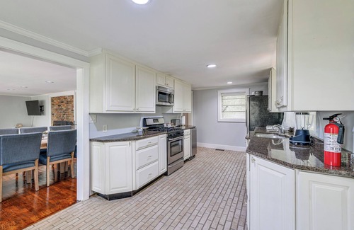 Newnan Casa | Pool & Deck: Pond-View Getaway in Newnan!