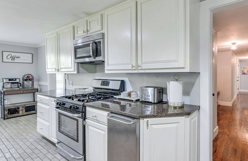 Newnan Casa | Pool & Deck: Pond-View Getaway in Newnan!