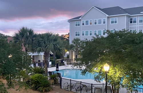 Charleston Condominio | Pool, Elevator, Balcony, Free Parking, Near Folly Beach