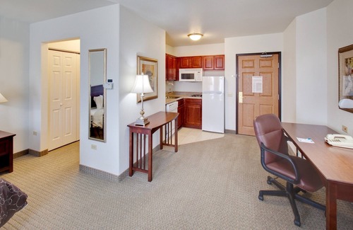 Rockford Apartamento | Pool. Free Breakfast. Near Midway Village Museum!
