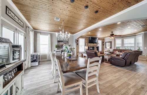 Helotes Casa | Heated Pool, Game-room Clubhouse, Hot tub, Playground, Views, Additional Cottage