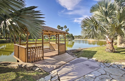 Harlingen Casa | ¡NUEVO! Waterfront Harlingen Home w / Pool, Spa & Gazebo