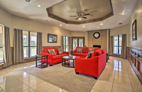 Harlingen Casa | ¡NUEVO! Waterfront Harlingen Home w / Pool, Spa & Gazebo