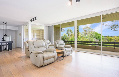 East Lindfield Casa | Pool + Garden + Bush Views Spacious 4 BR home