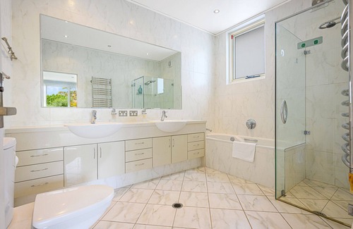 East Lindfield Casa | Pool + Garden + Bush Views Spacious 4 BR home