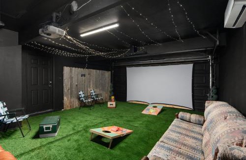 The Hermitage Casa | Pool Getaway Movie Room Games Yard Bbq Pets