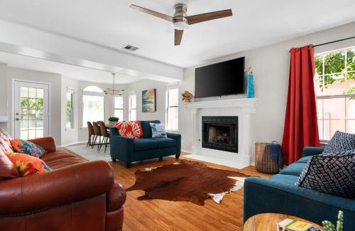 The Hermitage Casa | Pool Getaway Movie Room Games Yard Bbq Pets