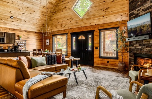 White Oak Lodge Cabina | Pool! Gym! Family favorite..enclosed patio. Hot tub, fireplace. No scary roads!