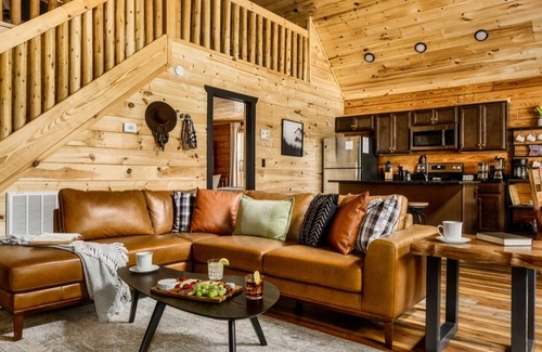 White Oak Lodge Cabina | Pool! Gym! Family favorite..enclosed patio. Hot tub, fireplace. No scary roads!