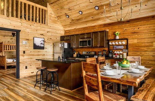 White Oak Lodge Cabina | Pool! Gym! Family favorite..enclosed patio. Hot tub, fireplace. No scary roads!